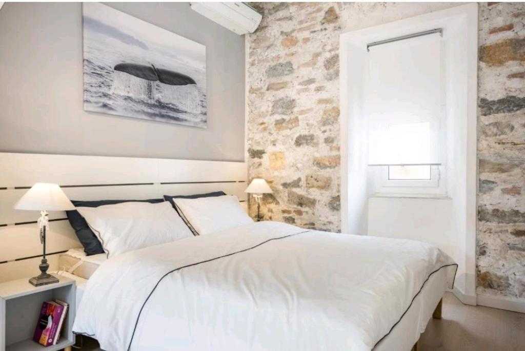 Whale Song Apartment - with private parking tesisinde bir odada yatak veya yataklar