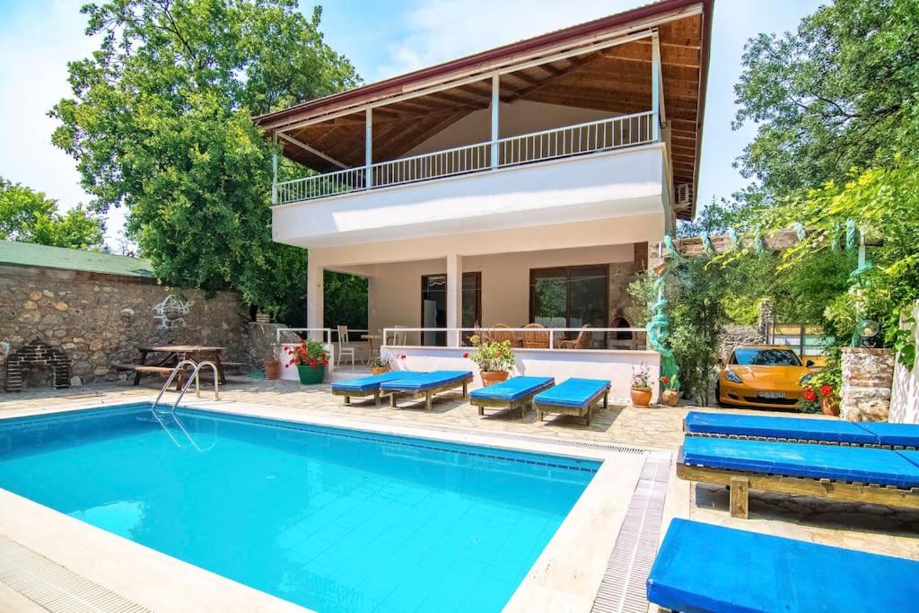 Kayaköyde 8 Kişilik Havuzlu Muhafazakar Villa