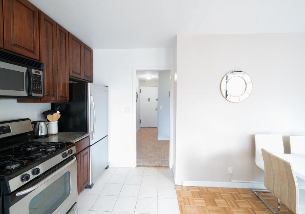 رزرو هتل و هاستل، آپارتمان روشن 2BD 1BA در خیابان کلمبوس, رزرو هتل و هتل آپارتمان