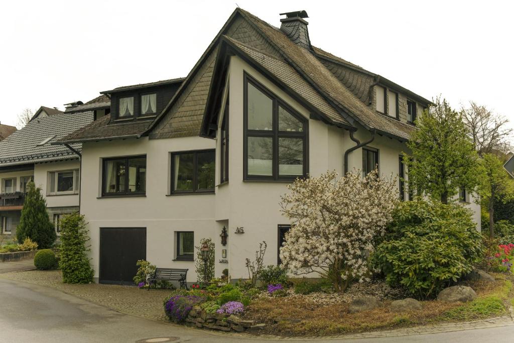 uma casa branca com um telhado preto em Wrede em Wenholthausen