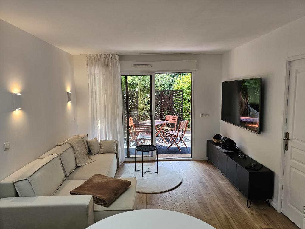 Μια τηλεόραση ή/και κέντρο ψυχαγωγίας στο T2 Saint Jean de Luz - Résidence Iratzia - 200m plage - Piscine - Tennis