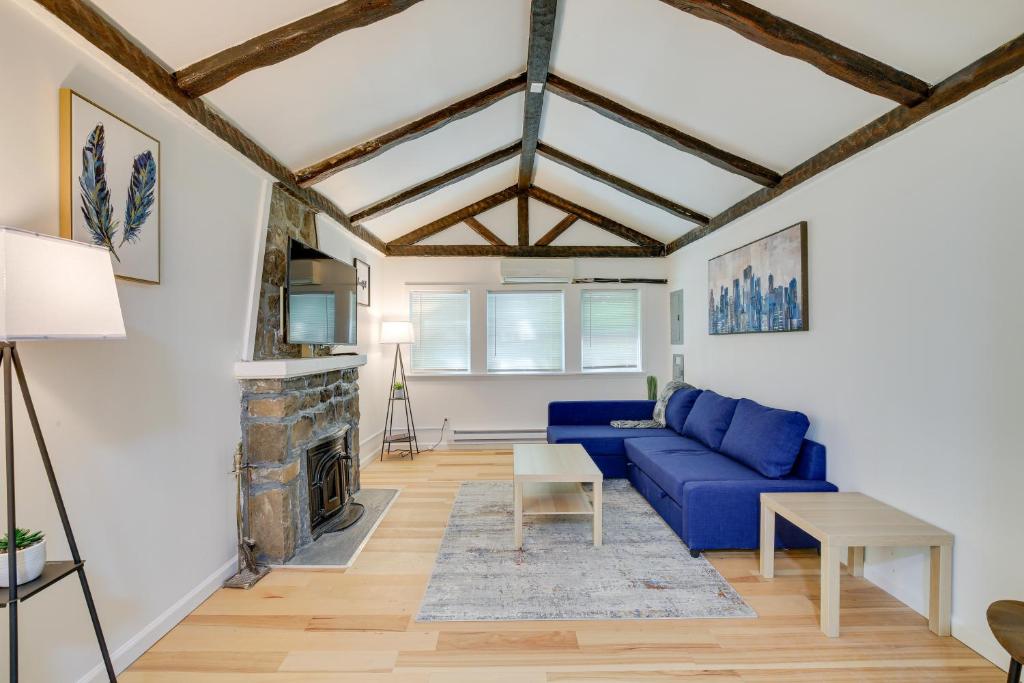 sala de estar con sofá azul y chimenea en Creekside Hudson Valley Retreat about 4 Mi to Winery! en Monroe