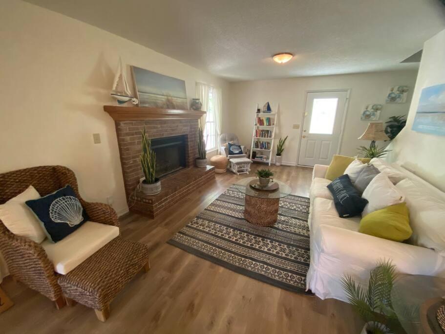sala de estar con sofá y chimenea en Your Own Lakehouse, en Macon