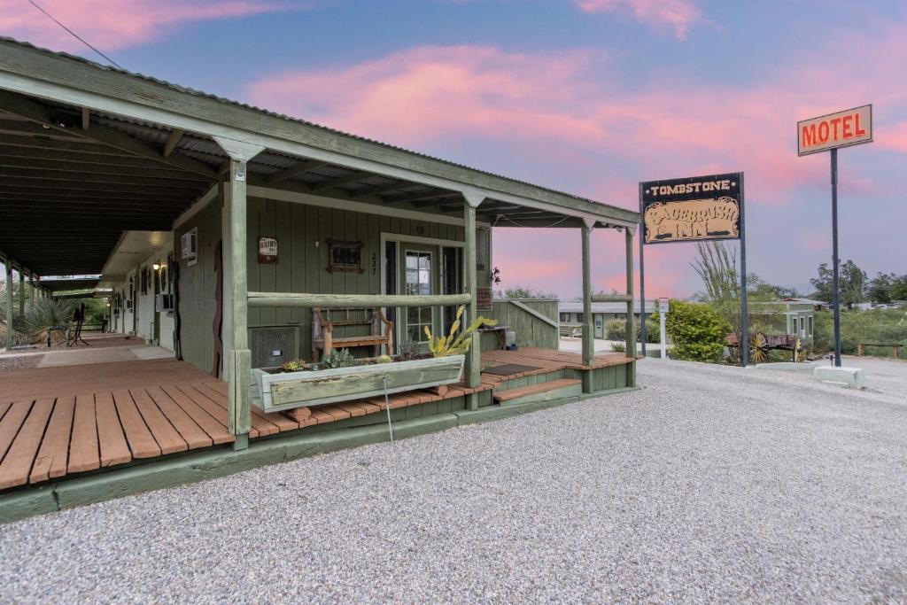 een gebouw met een bord ervoor bij Sagebrush Inn in Tombstone