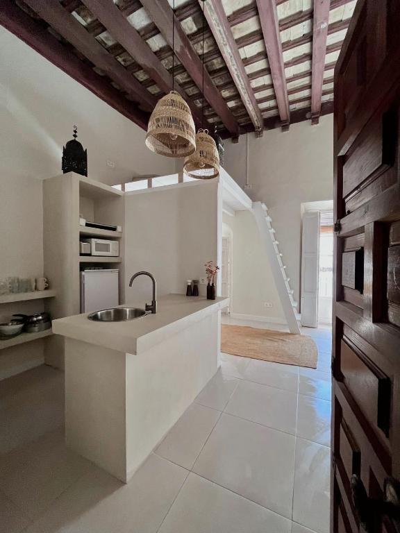 a white kitchen with a sink in a room at Casa Melo in Tarifa