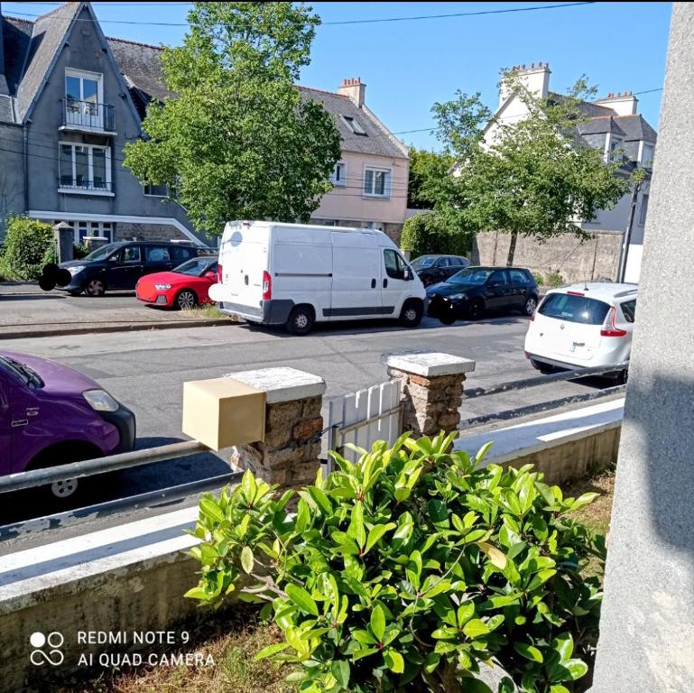 una furgoneta blanca está estacionada en un estacionamiento en Maisonnette tout confort parking prive, en Brest