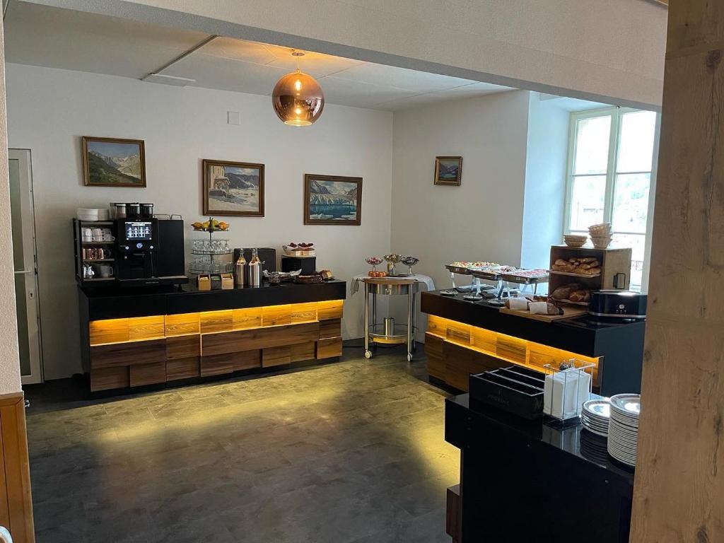 Příslušenství pro přípravu čaje a kávy v ubytování DU GLACIER Boutique & Traditions Hotel