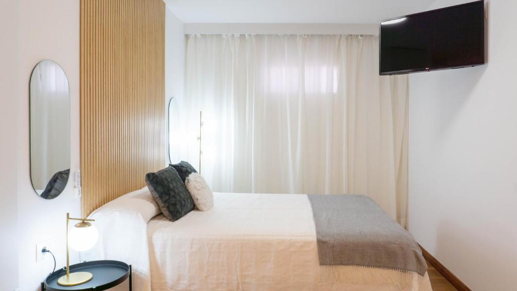 Posteľ alebo postele v izbe v ubytovaní Pizarro Apartment Malaga