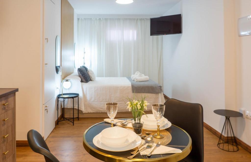 Posteľ alebo postele v izbe v ubytovaní Pizarro Apartment Malaga