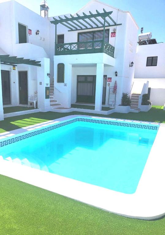 willa z basenem przed domem w obiekcie Puerto Del Carmen - Apartment 5 - Las Palmeras 3 w Puerto del Carmen