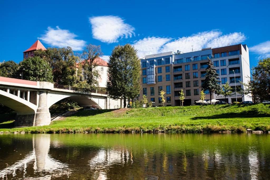 un puente sobre un río junto a un edificio en River Side Residence nr 7 en Oświęcim