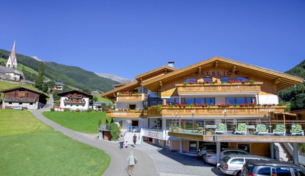 Nespecifikovaný výhled na hory nebo výhled na hory při pohledu z hotelu