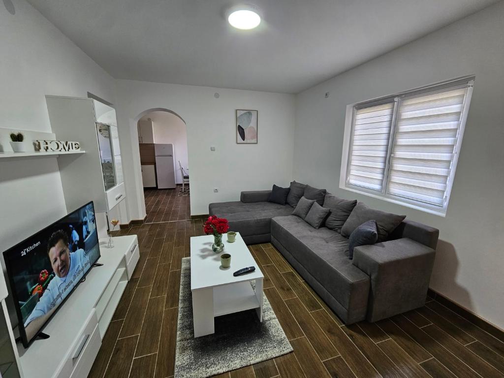 TV a/nebo společenská místnost v ubytování Apartmani Bambi 2