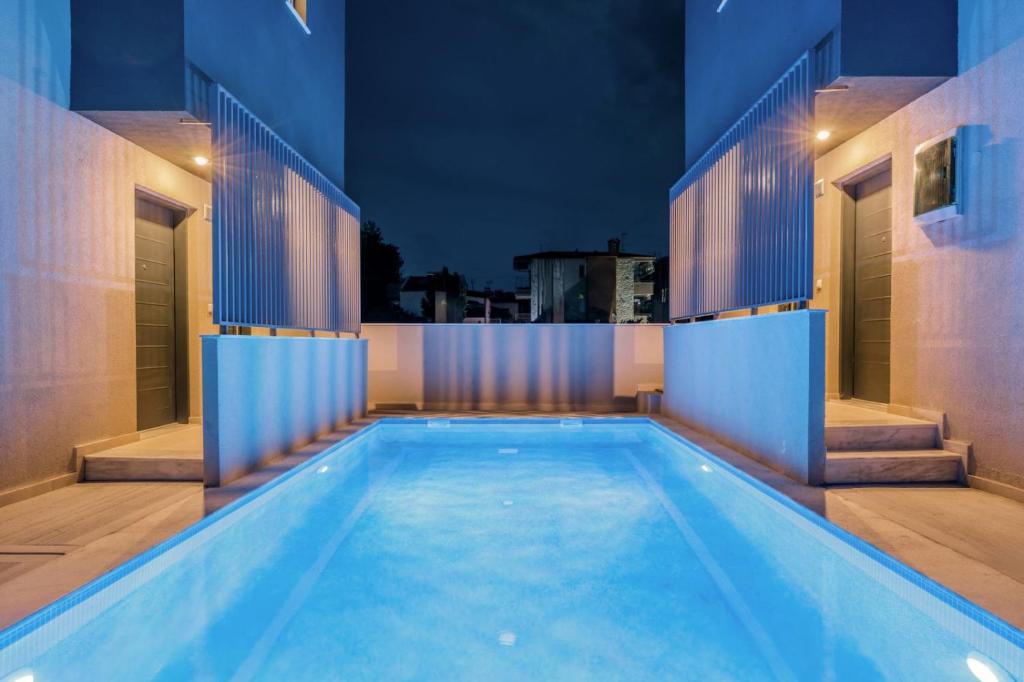 Bazén v ubytování V Luxury Apartments with Pool nebo v jeho okolí
