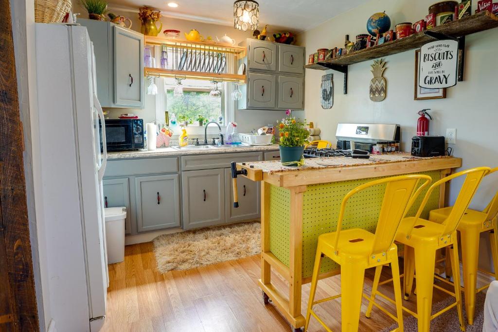 A kitchen or kitchenette at Charming Smoot Cabin on Working Farm!