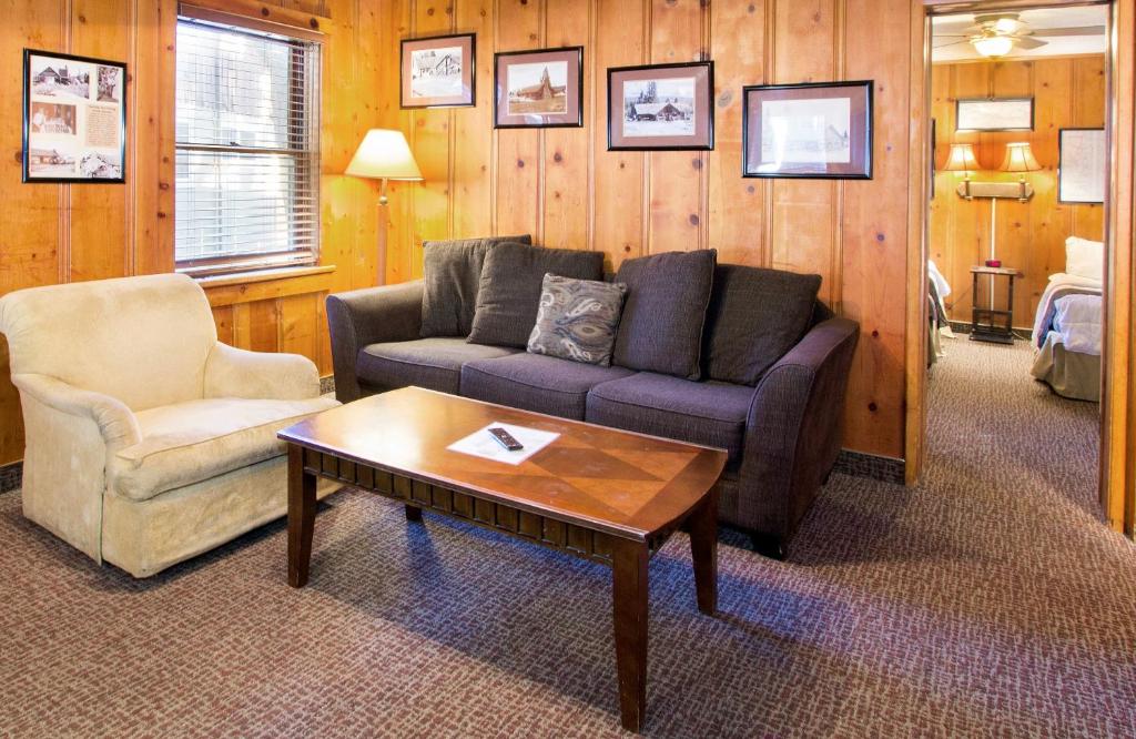 Holiday Haus - One-Bedroom Cottage