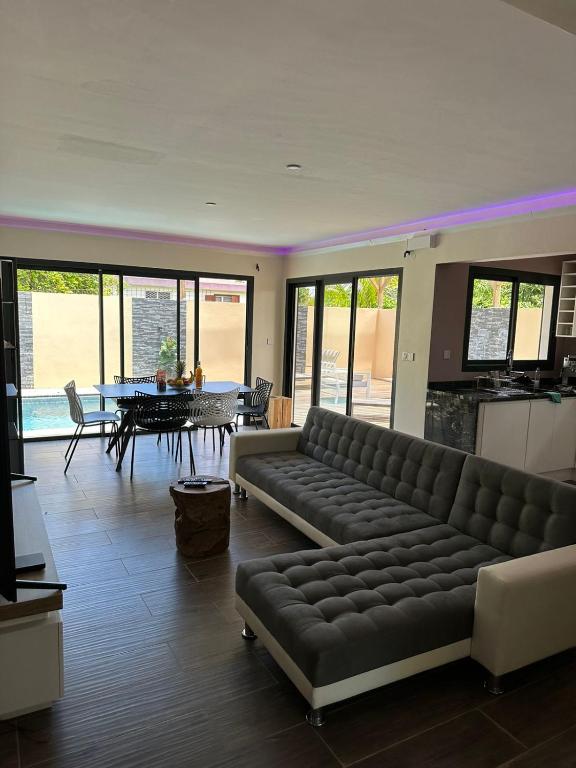 Posezení v ubytování Les Villas Jasmin Standing Piscine Chauffée Jacuzzi 5 Ch 14 Pers