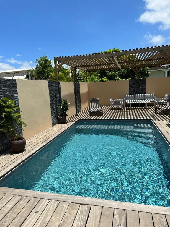 Bazén v ubytování Les Villas Jasmin Standing Piscine Chauffée Jacuzzi 5 Ch 14 Pers nebo v jeho okolí