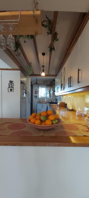 a bowl of oranges on a counter in a kitchen at Villa da tatilinizin tadını çıkartın in Side
