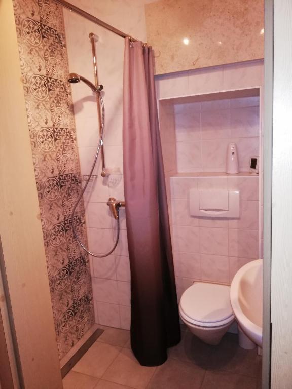 Koupelna v ubytování Zimmer und Appartement Marktcafe Sankt Peter am Kammersberg 87