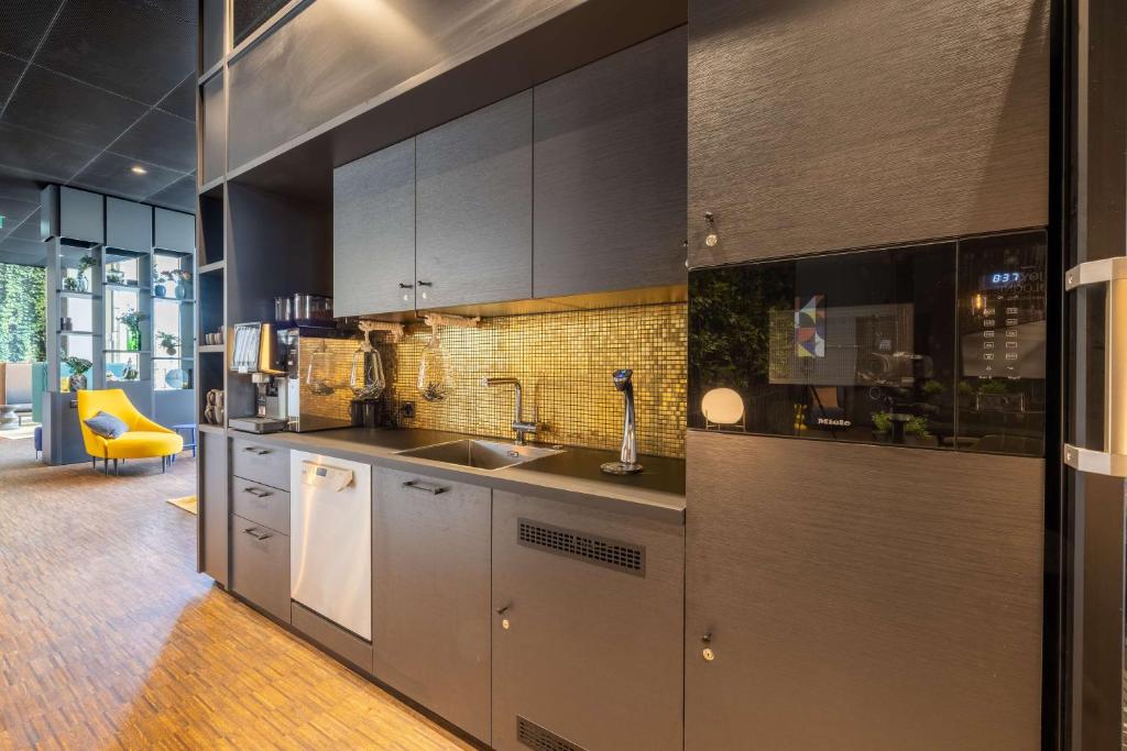 Kuchyň nebo kuchyňský kout v ubytování Radisson Hotel & Suites Zurich