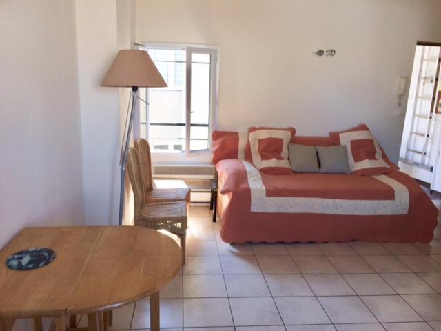 En eller flere senge i et værelse på Nîmes centre sur les toits - clim mobile