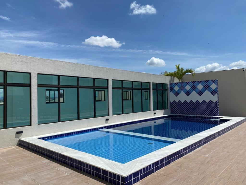 una piscina sul lato di un edificio di Apartamento Sofisticado em frente ao Shopping Caruaru a Caruaru