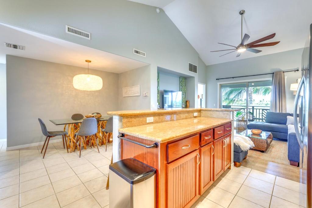Posezení v ubytování Luxe Maunalani Resort Condo with Pool and Beach Access