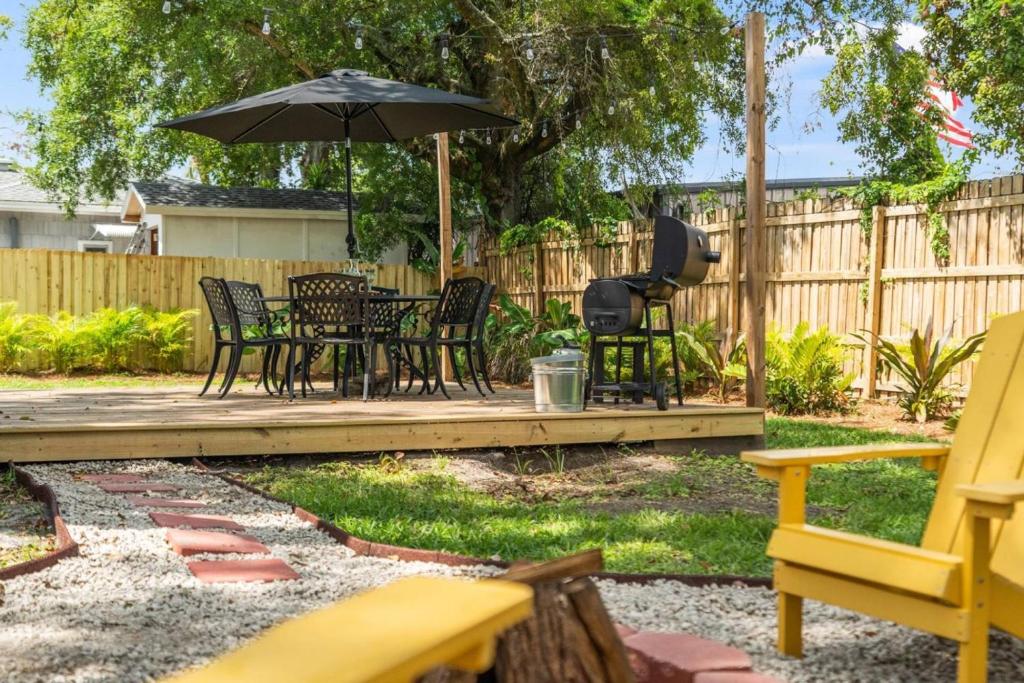 a patio with a table and chairs and an umbrella at BeeKeeper's Inn in Tampa