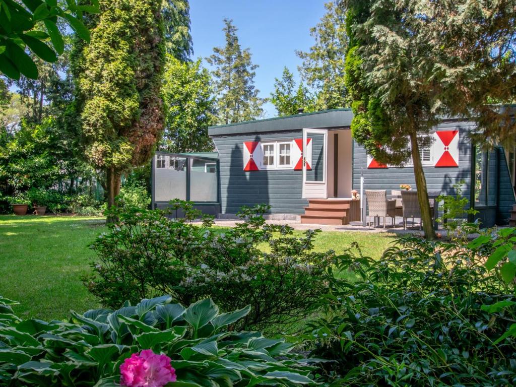 een tiny house met rode x tekens erop bij Boszicht in Heeswijk-Dinther