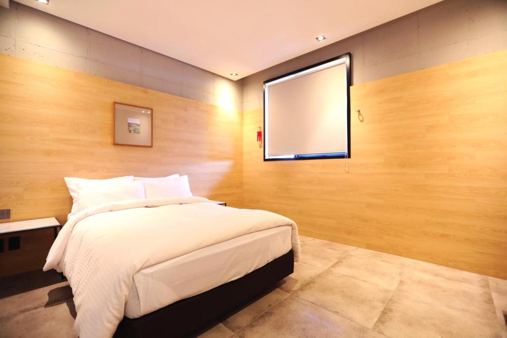 Postel nebo postele na pokoji v ubytování The Hong C Hotel