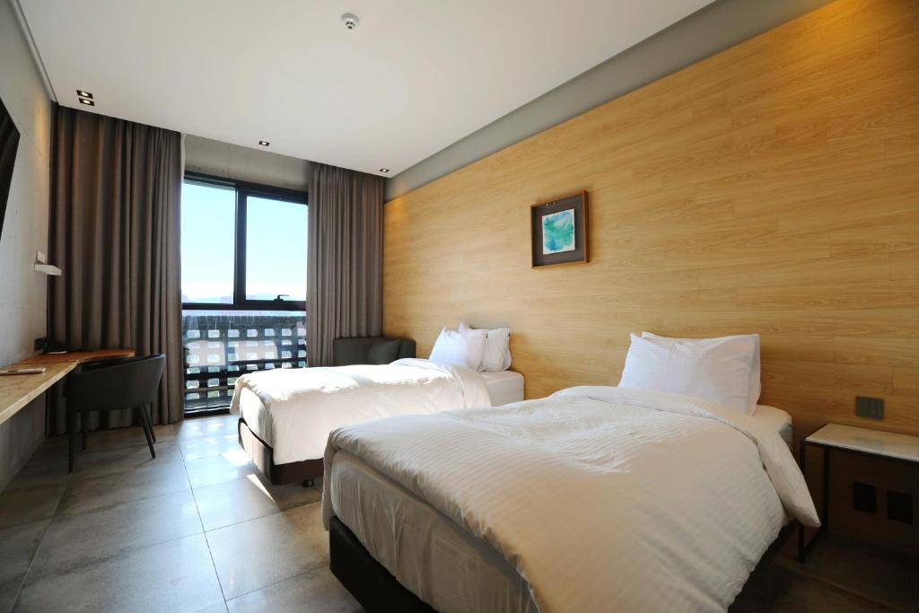 Postel nebo postele na pokoji v ubytování The Hong C Hotel