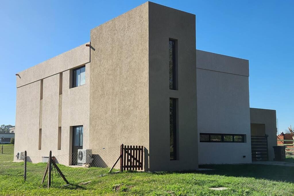 un edificio con una valla delante en Casa de Campo Nueva Alquiler x mes in 