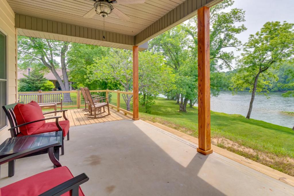 Waterfront Getaway with Patio on the White River!, Mountain Home (updated prices 2024)