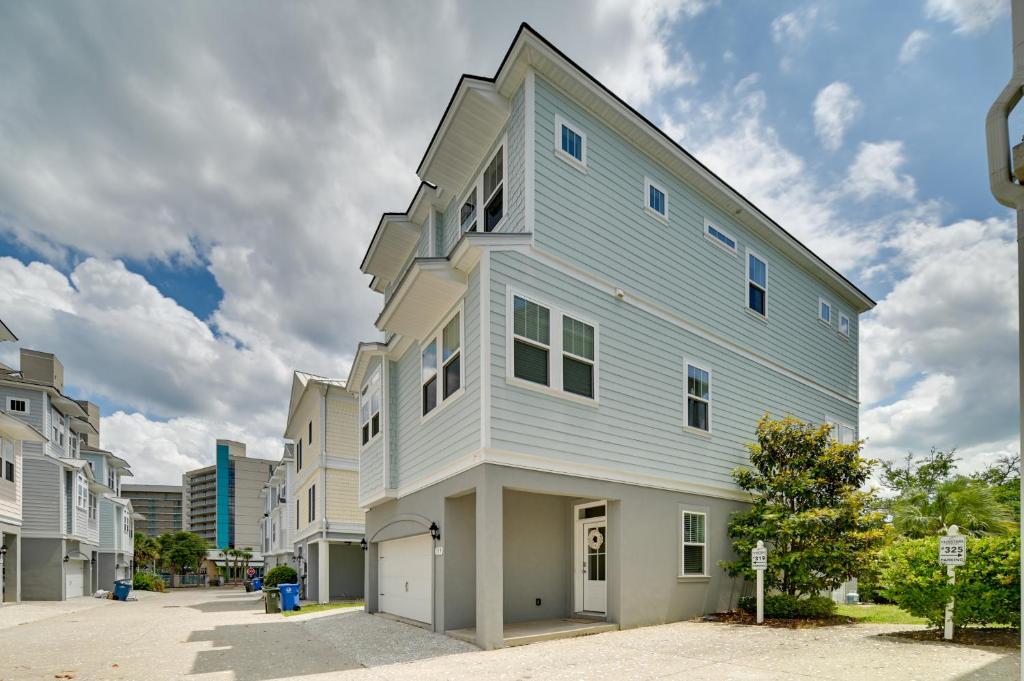 Une grande maison est présentée dans une rue de la ville. dans l'établissement Breezy Myrtle Beach Getaway, 1 Block to Beach!, à Myrtle Beach