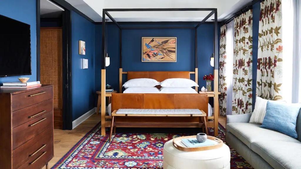 Postel nebo postele na pokoji v ubytování Hotel Revival Baltimore