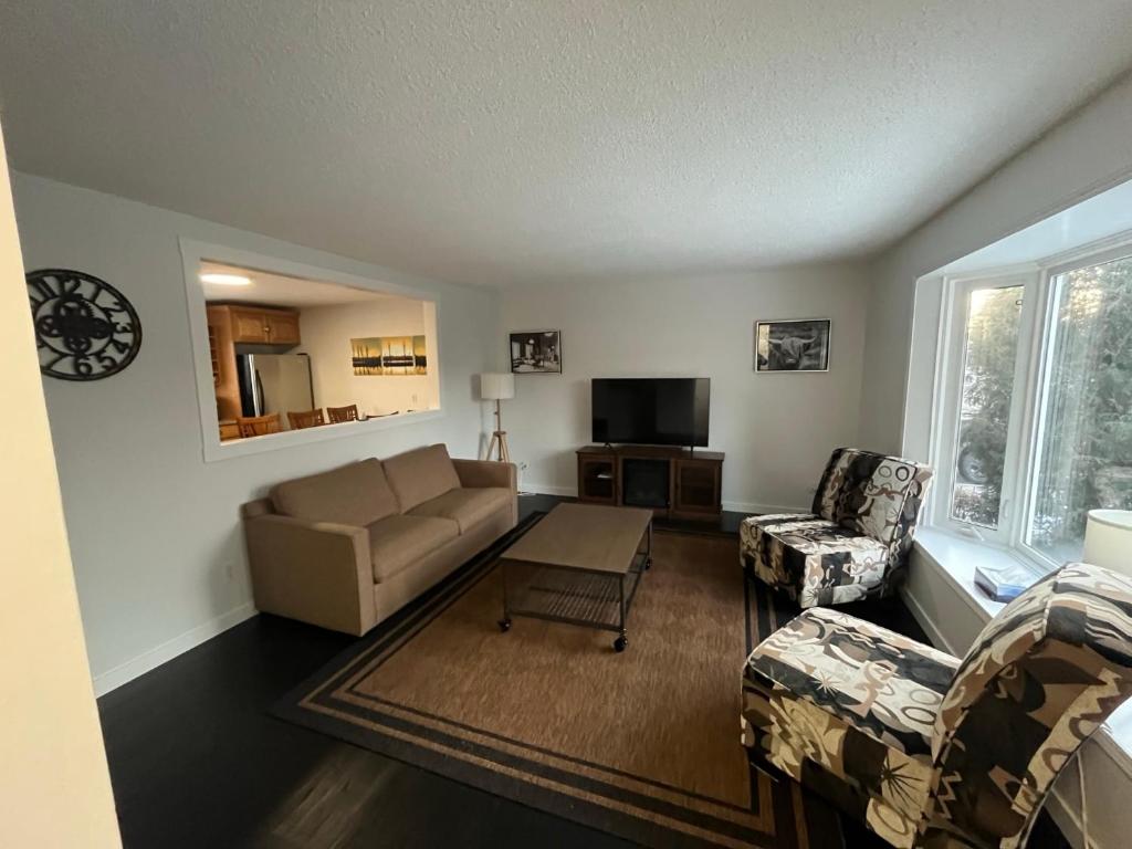 Home in Bowness!, Calgary (aktualisierte Preise für 2024)