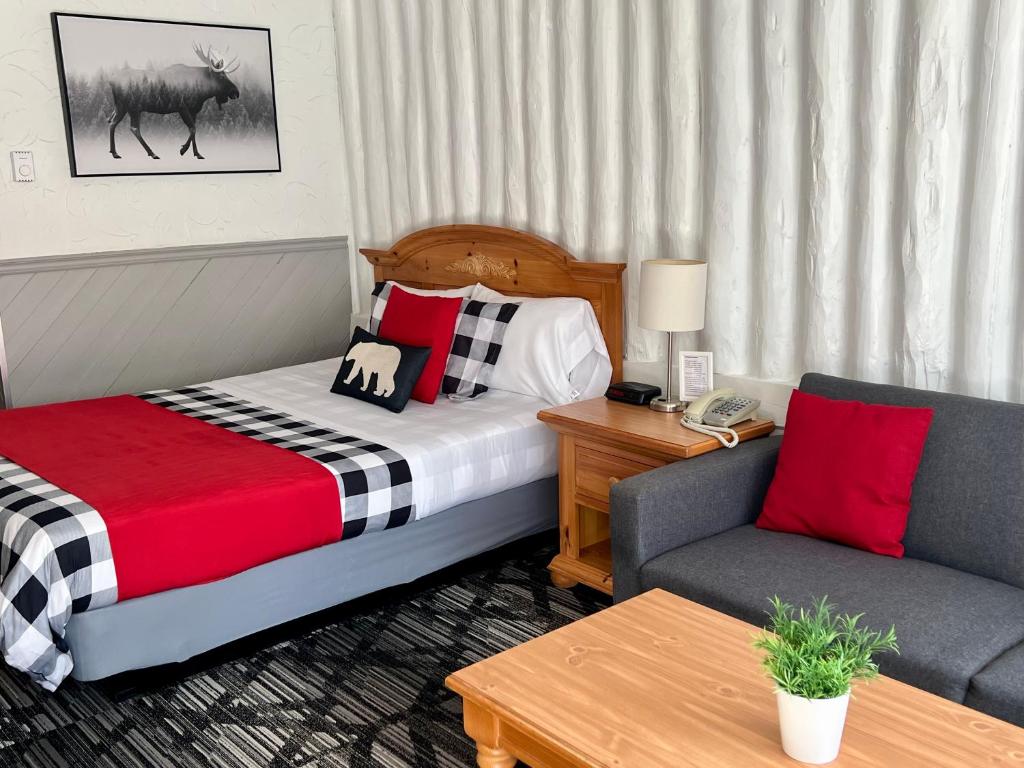 pokój hotelowy z łóżkiem i kanapą w obiekcie Mystic Isle Motel w mieście Wawa