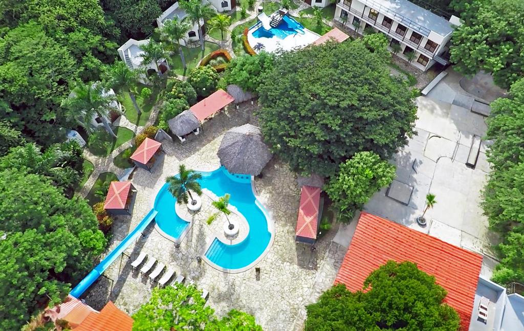 una vista aérea de una piscina en un complejo en Surf Ranch Hotel & Resort en San Juan del Sur