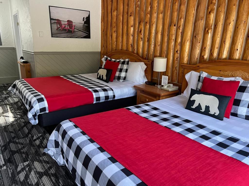 Postel nebo postele na pokoji v ubytování Mystic Isle Motel