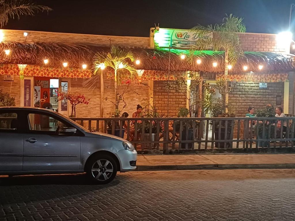 バヘイリーニャスにあるPousada La Duna Lençóis Maranhensesの夜間のレストラン前に駐車