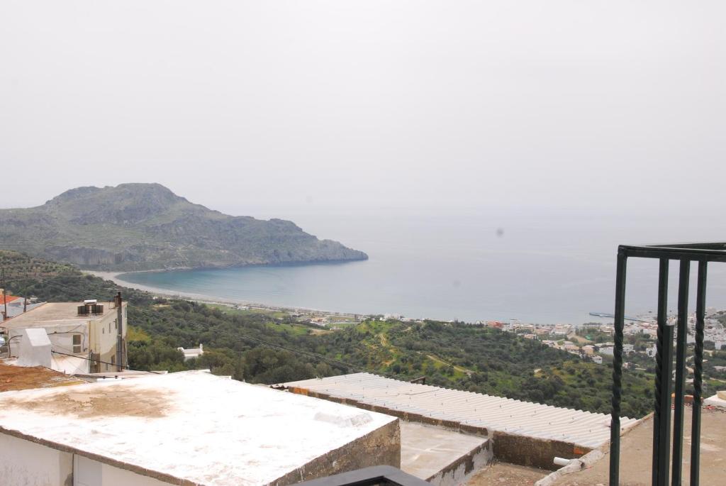 einen Blick auf einen Wasserkörper aus einem Gebäude in der Unterkunft Spitaki in Plakias