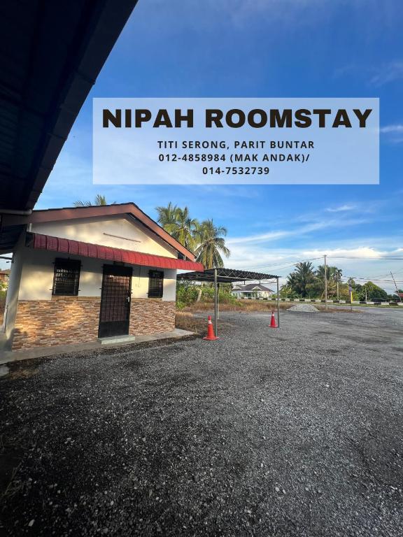 een bord met de tekst "nirrh roadeway in a parking" bij NIPAH ROOMSTAY PARIT BUNTAR in Parit Buntar