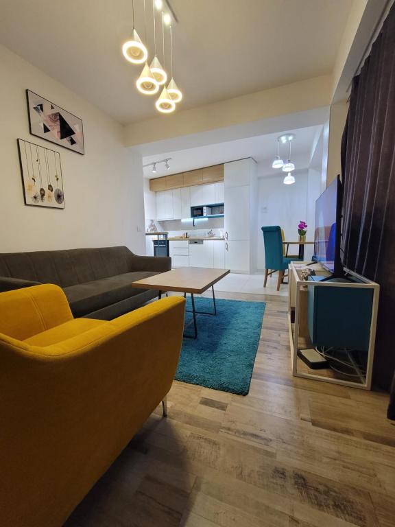 een woonkamer met een bank en een tafel bij Lux Apartment with Large Balcony in Skopje