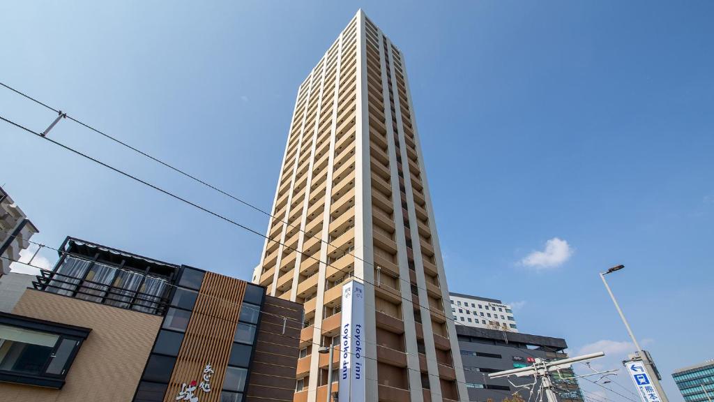 熊本Toyoko Inn Kumamoto Ekimae的城市中心的摩天大楼