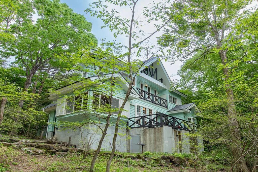 S-villa Nasu Audrey في ناسو: منزل كبير في وسط الغابة
