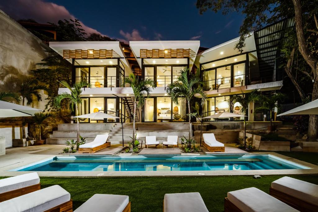 una vista exterior de una casa con piscina en L'Avventura Boutique Hotel, en Tamarindo