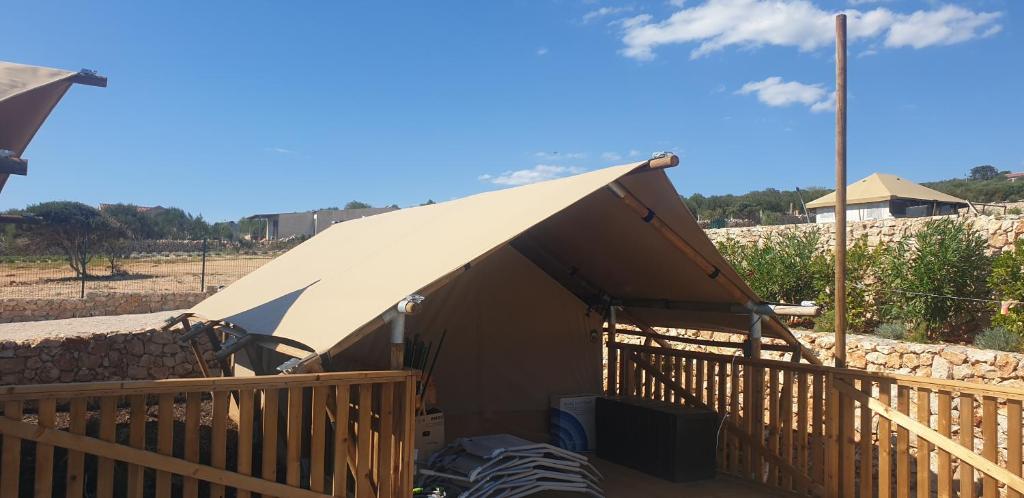 a tent that is sitting on a deck at Larah Land 4 Star Glamping Yala Lodge plus kids lodge in Šimuni