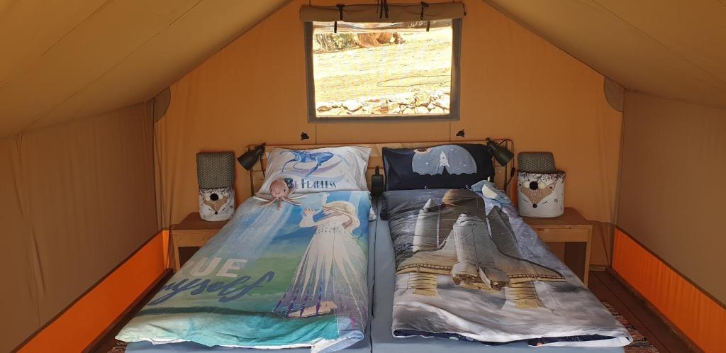 two beds in a small room with a window at Larah Land 4 Star Glamping Yala Lodge plus kids lodge in Šimuni