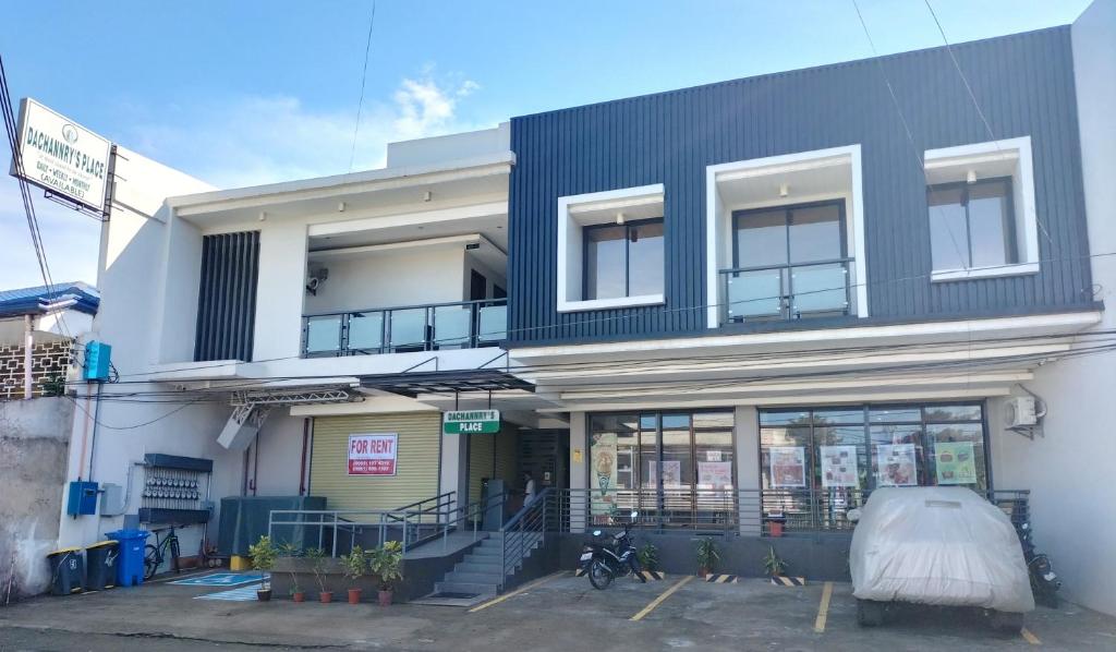 ein schwarzweißes Gebäude mit einer Vorderseite in der Unterkunft Dachannry's Place Hotel in Cagayan de Oro